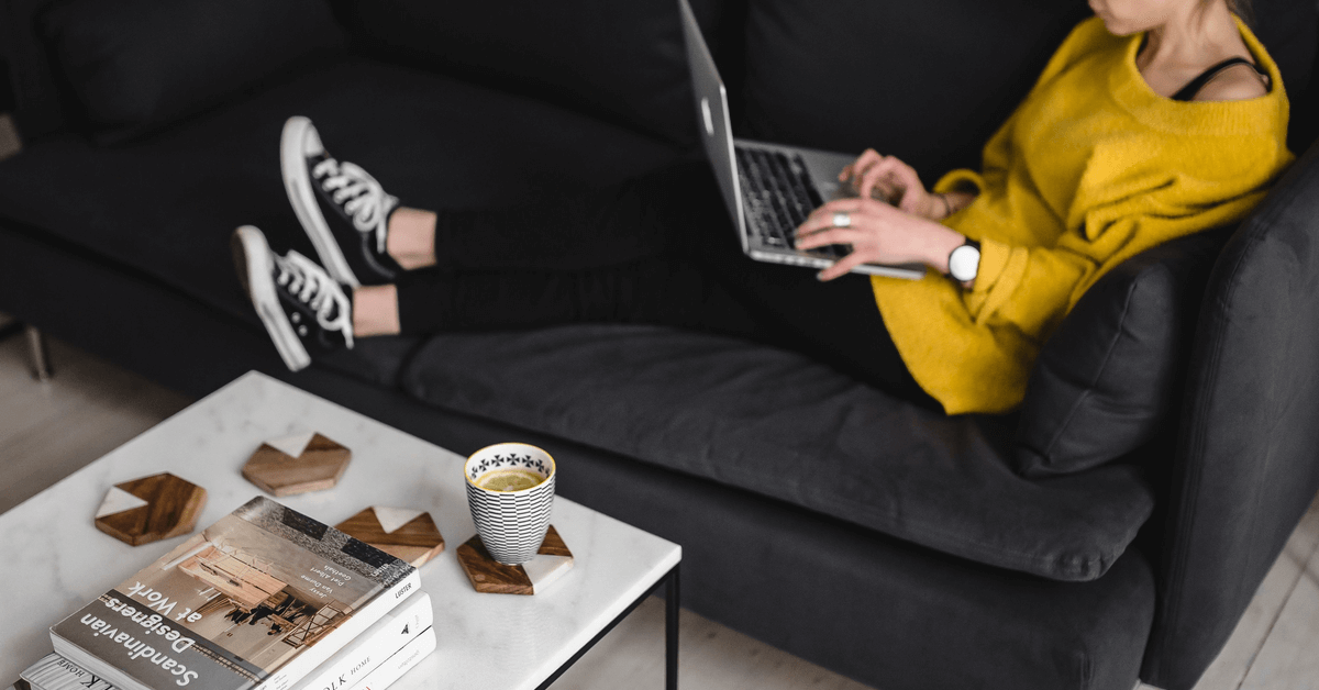 rsz_kaboompics_young_woman_sitting_on_the_sofa_and_working_on_her_laptop (1)